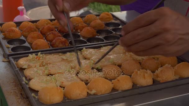 Nourriture thaïlandaise dans la rue la nuit — Video