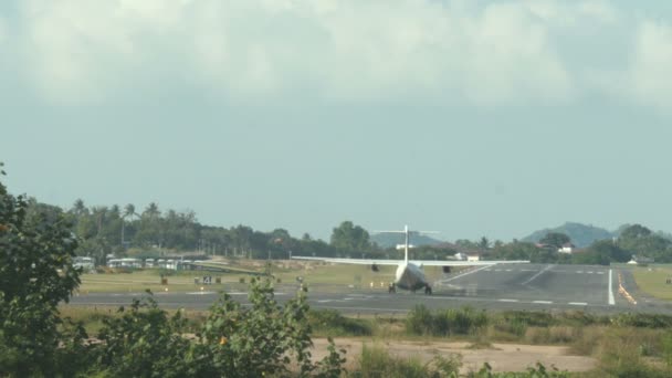 Uçak üzerinde tropikal bir Havaalanı Kalkış — Stok video