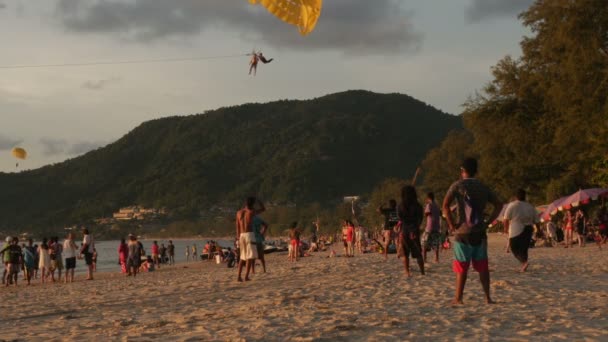 PATONG, PHUKET, TAILANDIA - JULIO 2016: paracaídas en una playa tropical — Vídeos de Stock