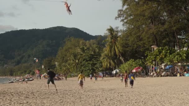 PATONG, PHUKET, THAILAND- JULHO 2016: paraquedas em uma praia tropical — Vídeo de Stock