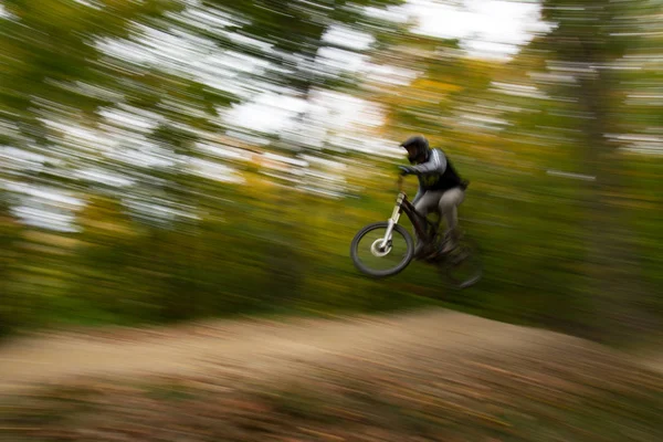 Mountainbike i skogen och på öppna skidspår i Killington Vermont, New England, Usa — Stockfoto