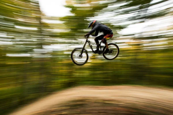 Jízda na horských kolech v lesích a na otevřených sjezdovek v Killington Vermont, New England, Usa — Stock fotografie