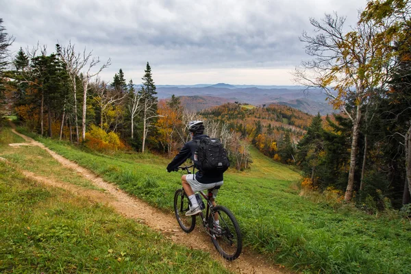 Mountain Bike na floresta e em pistas de esqui abertas em Killington Vermont, Nova Inglaterra, EUA Fotos De Bancos De Imagens