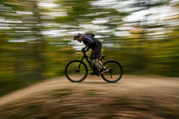 Горный велосипед в лесу и на открытых лыжных трассах в Киллингтон-Вермонт, Новая Англия, США Стоковая Картинка
