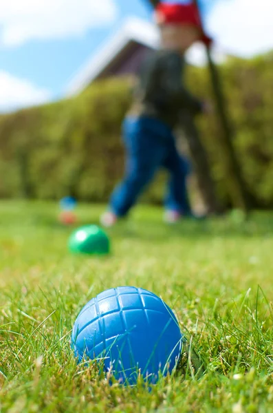 Petanque bola azul com criança andando no fundo — Fotografia de Stock