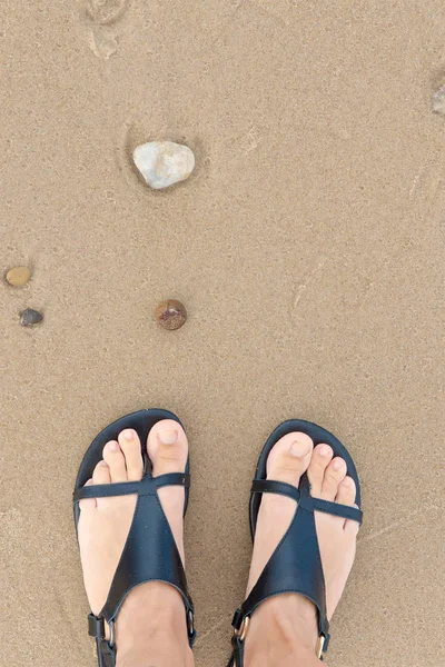 kadın ayakları önünde küçük taşlarla kum ayakta yukarıdan gördüm. titreşim eklendi