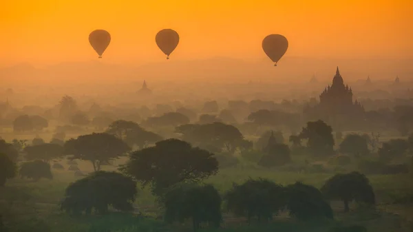 热气球飞行在缅甸 图库照片