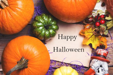 Mutlu Cadılar Bayramı kartpostal. Kabaklar ve eski bir ahşap arka plan dekor. Mor ve renkli vintage