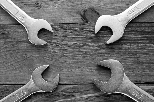 Conjunto de chaves. Chaves em vários tamanhos diferentes sobre fundo de madeira natural em cores preto e branco — Fotografia de Stock