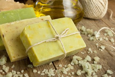 El yapımı, doğal organik sabun ve ahşap arka plan üzerinde Kozmetik yağı topluluğu. Spa Ürünleri.