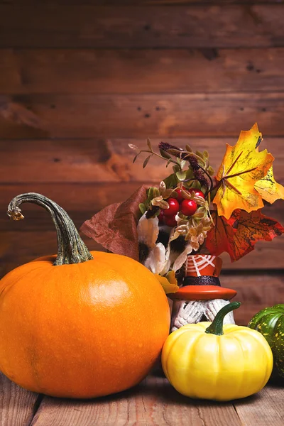 Calabazas y decoración halloween sobre un fondo de madera vieja. Morado y vintage teñido —  Fotos de Stock