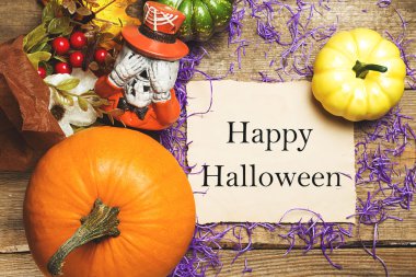 Mutlu Cadılar Bayramı kartpostal. Kabaklar ve eski bir ahşap arka plan dekor. Tonda vintage