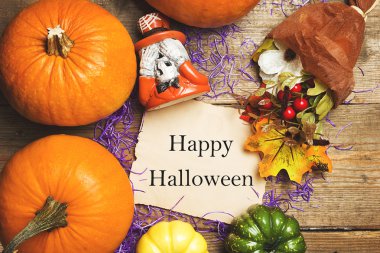 Mutlu Cadılar Bayramı kartpostal. Kabaklar ve eski bir ahşap arka plan dekor. Tonda vintage