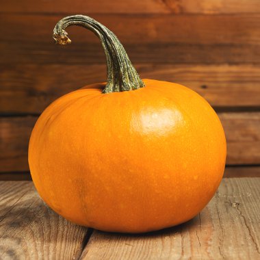 Bir taze portakal ahşap arka plan portre üzerinde kabak. Tonda vintage