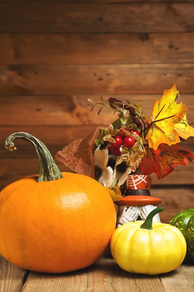 Calabazas y decoración halloween sobre un fondo de madera vieja. Vintage tonificado —  Fotos de Stock