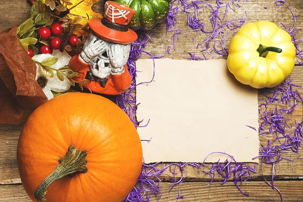 Feliz postal de Halloween. Calabazas y decoración sobre un fondo de madera vieja. Vintage tonificado —  Fotos de Stock