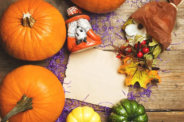 Feliz postal de Halloween. Calabazas y decoración sobre un fondo de madera vieja. Vintage tonificado —  Fotos de Stock