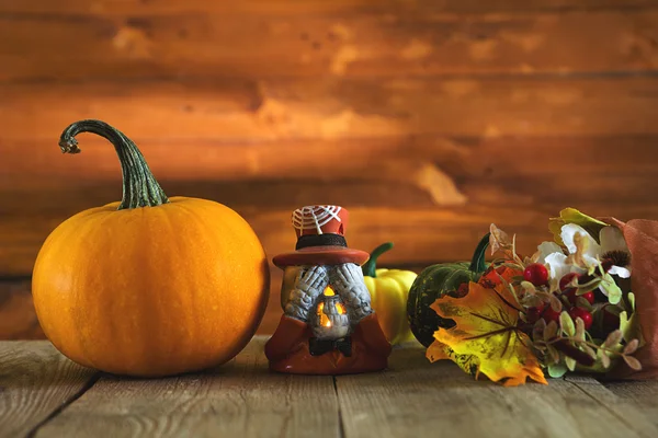 Dynie i wystrój halloween tle starego drewna. Vintage stonowanych — Zdjęcie stockowe