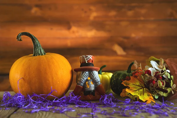 Calabazas y decoración halloween sobre un fondo de madera vieja. Vintage tonificado —  Fotos de Stock