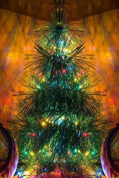 Різдвяна ялинка прикрашена блискучими гірляндами на феєричному фоні — стокове фото