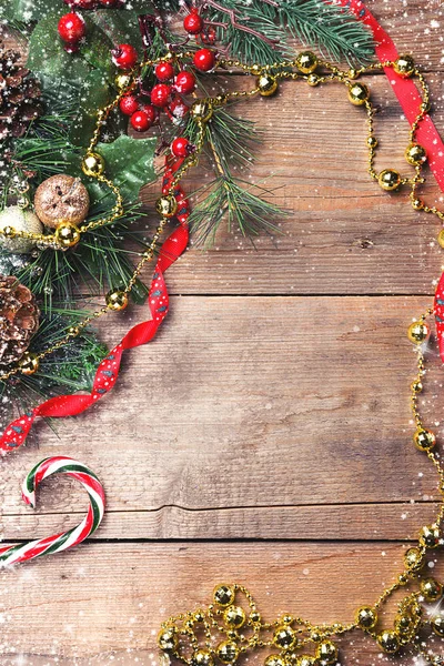 Karácsonyi és újévi háttér. Fa fenyő hó édességet és a fából készült asztal dekoráció. Szemközti nézet másol hely. Lila és vintage színezett Jogdíjmentes Stock Fotók