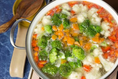 Vejetaryen sebze çorbası pişirme pan. Sağlıklı beslenme.