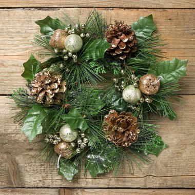 Tahta masada Noel çelengi