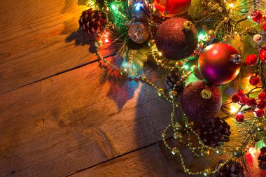 Noel ve yeni yıl arka plan. Ağaç köknar kar, çelenk, toplar ve dekor ahşap masa üzerinde parlayan. Kopya alanı ile Üstten Görünüm. 