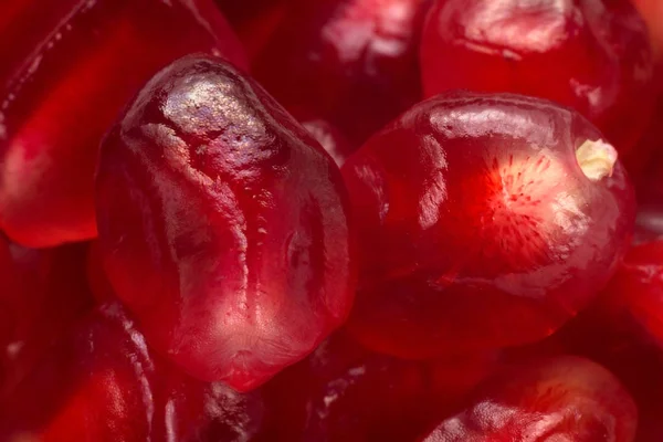 Ovoce granátové jablko semena makro. Jídlo pozadí closeup. — Stock fotografie