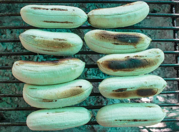 Bananas grilled on the hot charcoal stoves sold — Stock Photo, Image