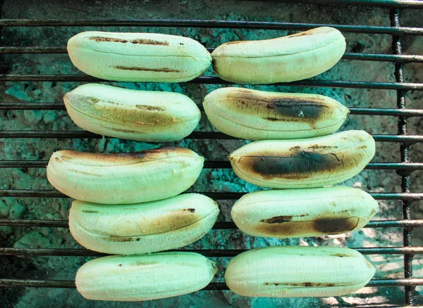 Bananas grelhadas nos fogões a carvão quente vendidos — Fotografia de Stock