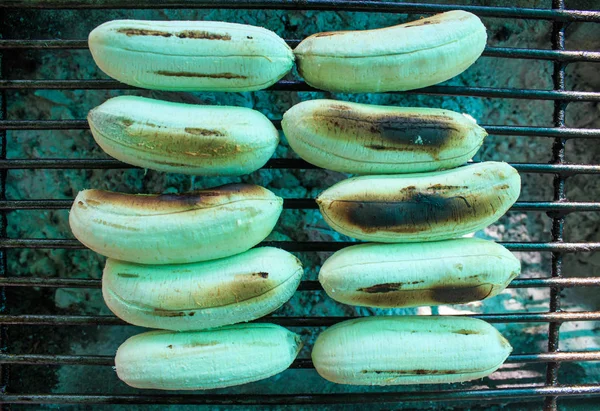 Bananas grilled on the hot charcoal stoves sold — Stock Photo, Image