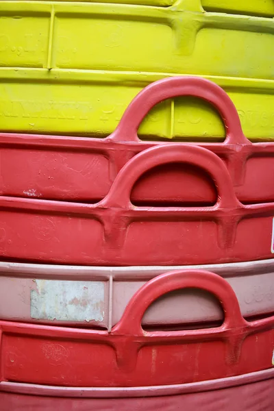 Panier en plastique rouge et jaune — Photo