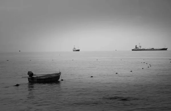 Boot auf schwarzem Meer — Stockfoto