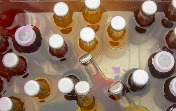 Erfrischungsgetränk, gemischte eiskalte Saftflasche — Stockfoto