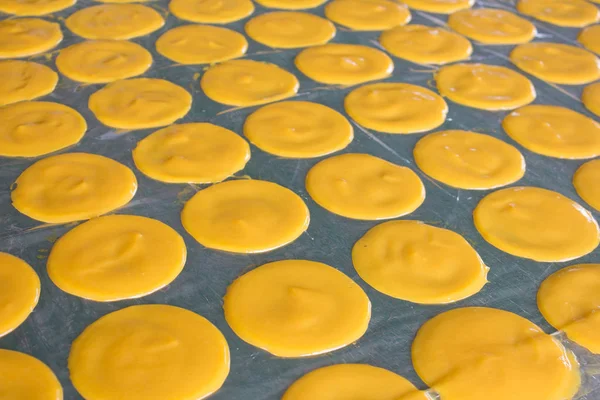 Dried mango sheet on stanless table, thai sweet dessert. — Stock Photo, Image