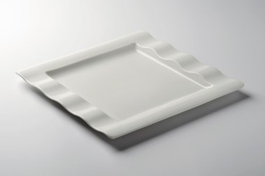 Tek kare beyaz plaka üzerinde beyaz masa