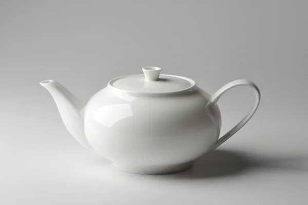 Сферический чайник белый фарфор — стоковое фото
