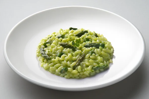 Prato de risotto com espargos — Fotografia de Stock