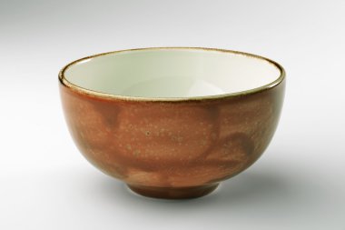 Beyaz arka plan üzerinde izole rustik koyu sarı kase