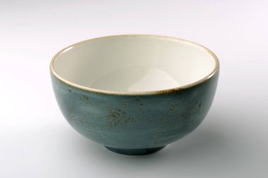 Beyaz arka plan üzerinde izole mavi rustik Çin kase