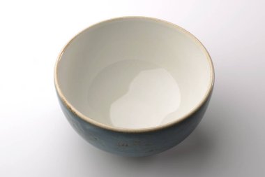 Beyaz arka plan üzerinde izole mavi rustik Çin kase