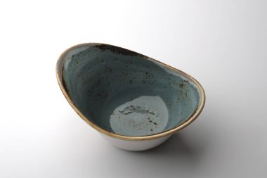 Beyaz arka plan üzerinde izole mavi rustik Çin kase