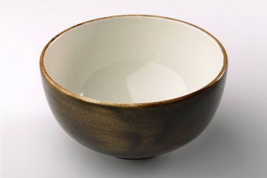 Rustik kahverengi Çin kase beyaz arka plan üzerinde izole