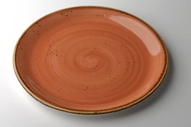 Beyaz arka plan üzerinde izole rustik koyu sarı plaka