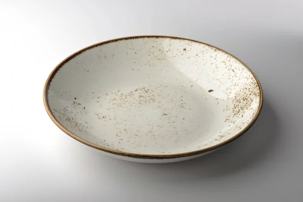 Белая деревенская китайская чаша на белом фоне — стоковое фото