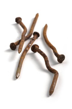 Çarpık ve paslı çivi