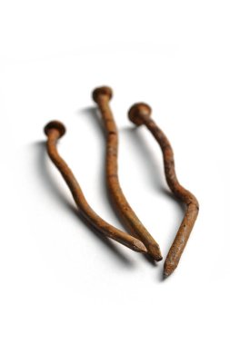 Çarpık ve paslı çivi
