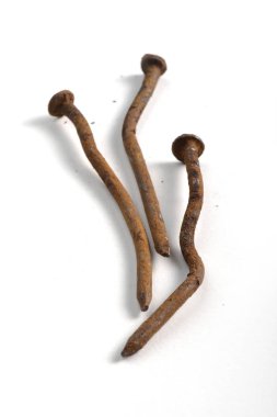 Çarpık ve paslı çivi