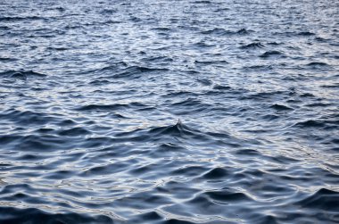 Dalgalar küçük deniz dolu